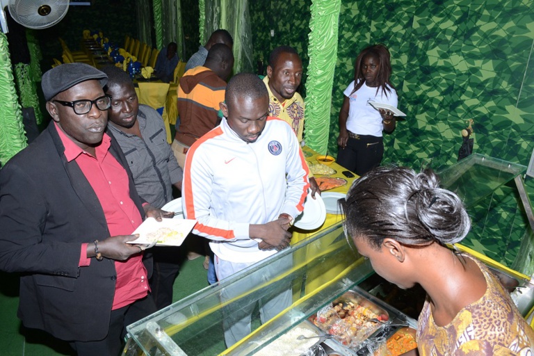 Video + images:Pape Diouf et son staff en mode diner à Mbindi Sigga avant la soirée "Rakajju show" de Mbodiéne