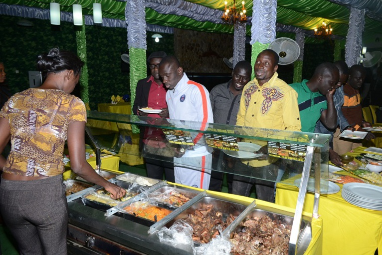 Video + images:Pape Diouf et son staff en mode diner à Mbindi Sigga avant la soirée "Rakajju show" de Mbodiéne