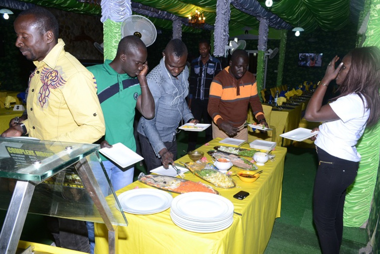 Video + images:Pape Diouf et son staff en mode diner à Mbindi Sigga avant la soirée "Rakajju show" de Mbodiéne