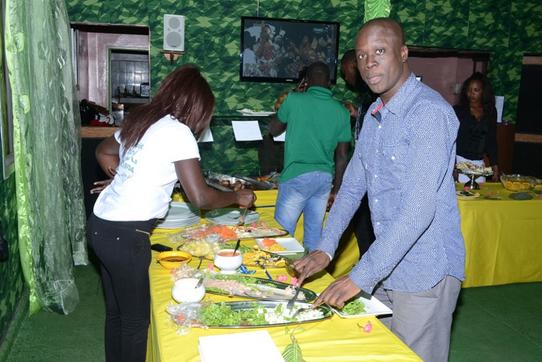 Video + images:Pape Diouf et son staff en mode diner à Mbindi Sigga avant la soirée "Rakajju show" de Mbodiéne