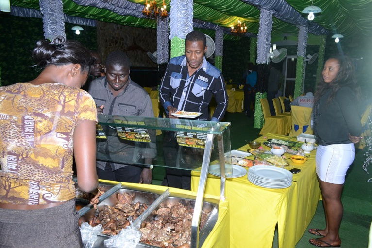 Video + images:Pape Diouf et son staff en mode diner à Mbindi Sigga avant la soirée "Rakajju show" de Mbodiéne