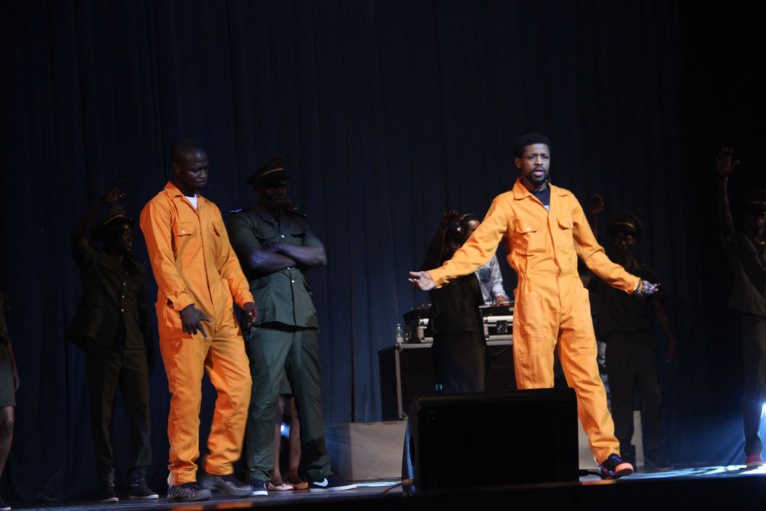 Grand théâtre: Fata relève le défi et marque ses empreintes. Regardez Grand théâtre: Fata relève le défi et marque ses empreintes. Regardez