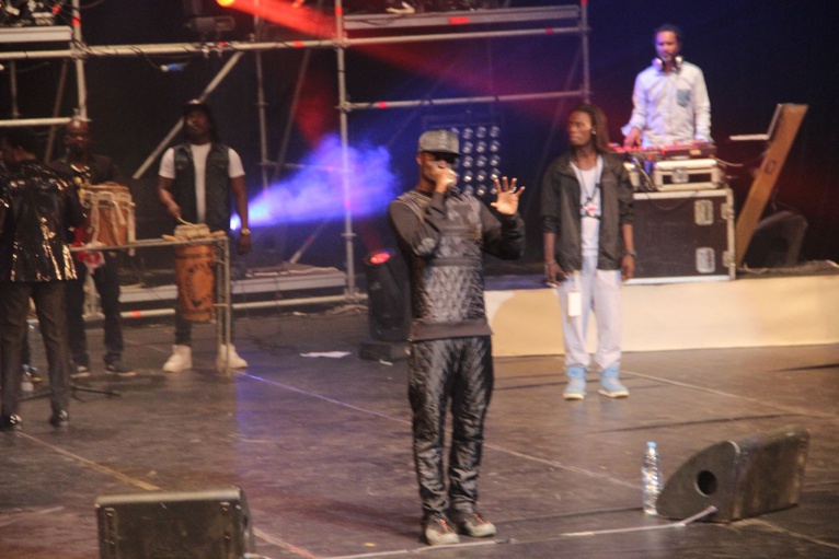 Grand théâtre: Fata relève le défi et marque ses empreintes. Regardez Grand théâtre: Fata relève le défi et marque ses empreintes. Regardez