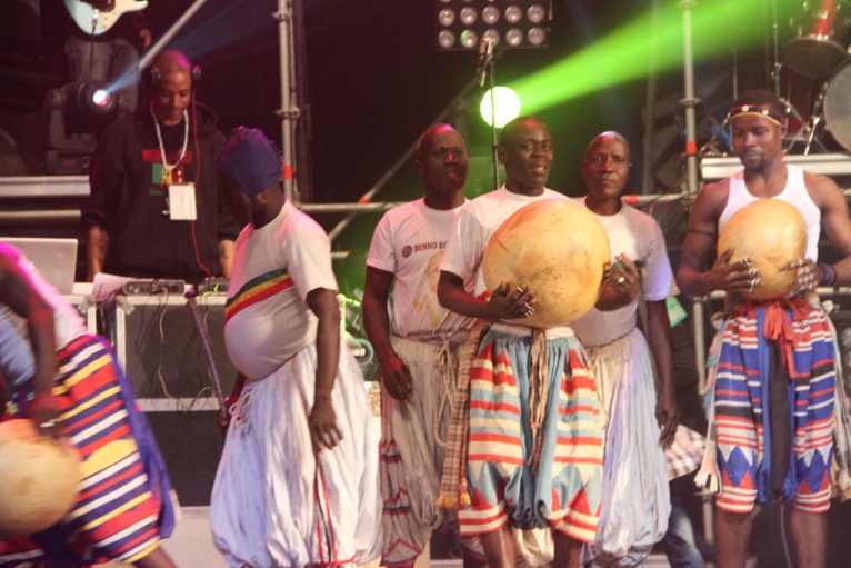 Grand théâtre: Fata relève le défi et marque ses empreintes. Regardez Grand théâtre: Fata relève le défi et marque ses empreintes. Regardez