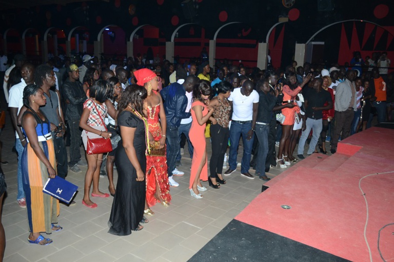 Pape Diouf inonde le complexe Mbindi Siga de Mbodiéne dans la petite cote avec son "Rakkaju show" Pape Diouf inonde le complexe Mbindi Siga de Mbodiéne dans la petite cote avec son "Rakkaju show"