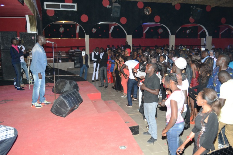 Pape Diouf inonde le complexe Mbindi Siga de Mbodiéne dans la petite cote avec son "Rakkaju show" Pape Diouf inonde le complexe Mbindi Siga de Mbodiéne dans la petite cote avec son "Rakkaju show"