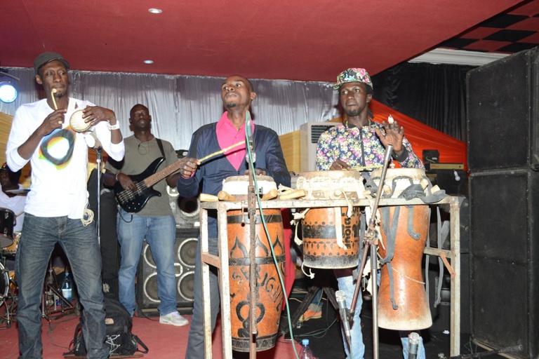 Pape Diouf inonde le complexe Mbindi Siga de Mbodiéne dans la petite cote avec son "Rakkaju show"