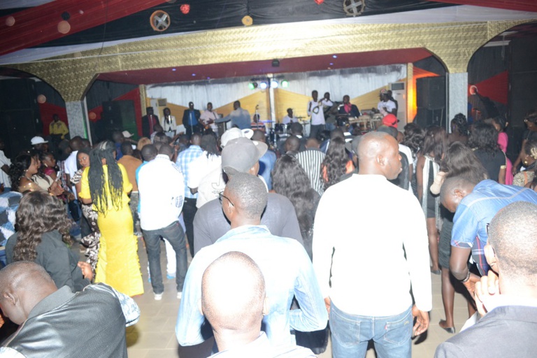 Pape Diouf inonde le complexe Mbindi Siga de Mbodiéne dans la petite cote avec son "Rakkaju show" Pape Diouf inonde le complexe Mbindi Siga de Mbodiéne dans la petite cote avec son "Rakkaju show"