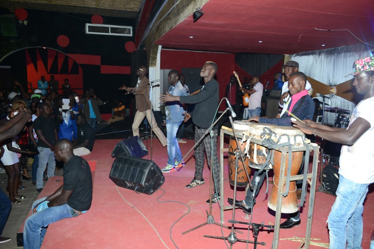 Pape Diouf inonde le complexe Mbindi Siga de Mbodiéne dans la petite cote avec son "Rakkaju show" Pape Diouf inonde le complexe Mbindi Siga de Mbodiéne dans la petite cote avec son "Rakkaju show"