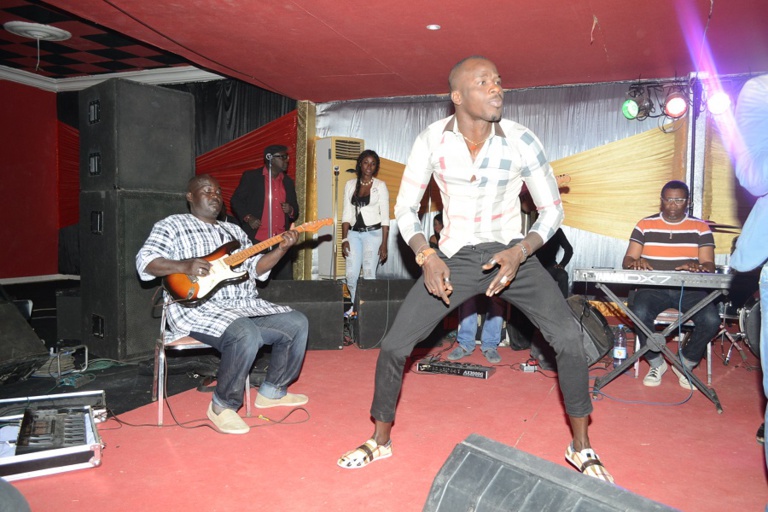 Pape Diouf inonde le complexe Mbindi Siga de Mbodiéne dans la petite cote avec son "Rakkaju show" Pape Diouf inonde le complexe Mbindi Siga de Mbodiéne dans la petite cote avec son "Rakkaju show"