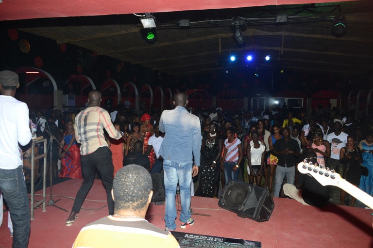 Pape Diouf inonde le complexe Mbindi Siga de Mbodiéne dans la petite cote avec son "Rakkaju show" Pape Diouf inonde le complexe Mbindi Siga de Mbodiéne dans la petite cote avec son "Rakkaju show"