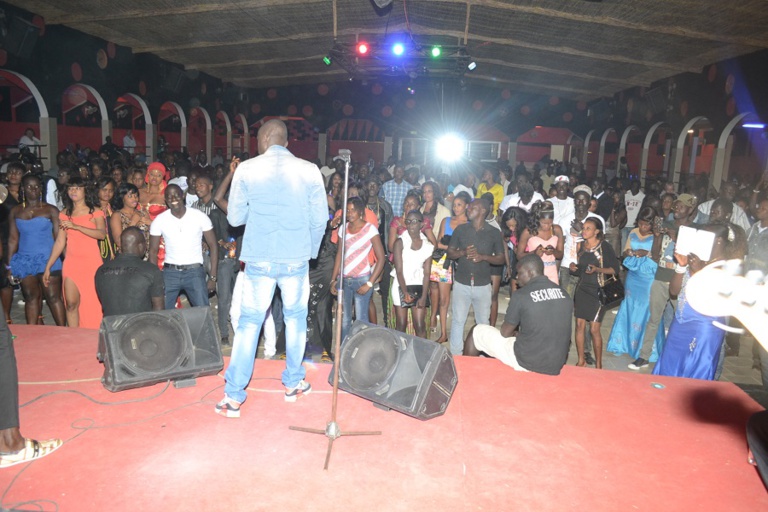 Pape Diouf inonde le complexe Mbindi Siga de Mbodiéne dans la petite cote avec son "Rakkaju show" Pape Diouf inonde le complexe Mbindi Siga de Mbodiéne dans la petite cote avec son "Rakkaju show"