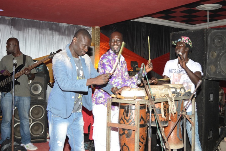 Pape Diouf inonde le complexe Mbindi Siga de Mbodiéne dans la petite cote avec son "Rakkaju show" Pape Diouf inonde le complexe Mbindi Siga de Mbodiéne dans la petite cote avec son "Rakkaju show"