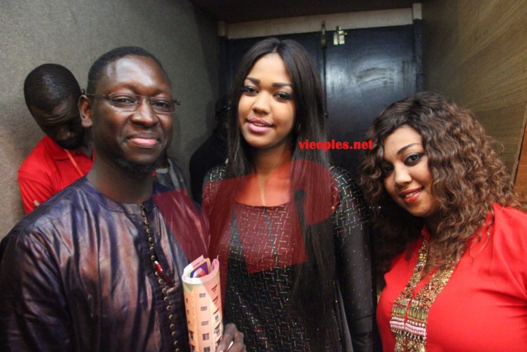 Aidara Mbaye patron de TMC en compagnie des deux animatrices de la Sen Tv Aidara Mbaye patron de TMC en compagnie des deux animatrices de la Sen Tv