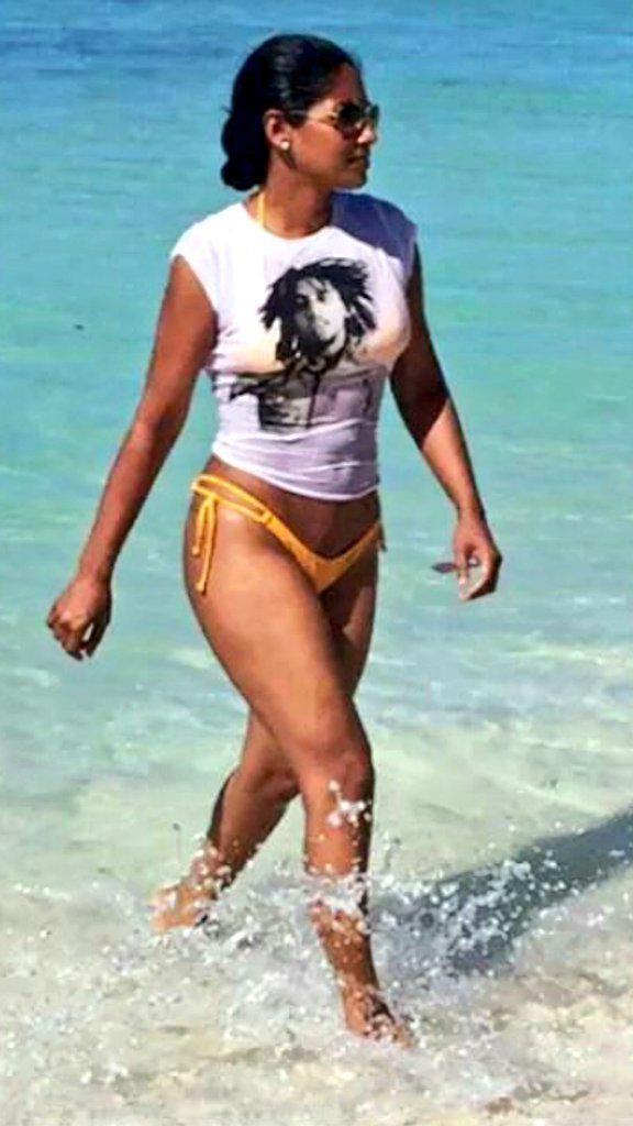 Qui est cette ministre qui se promène en bikini sur une plage ? C’est le buzz total. Regardez