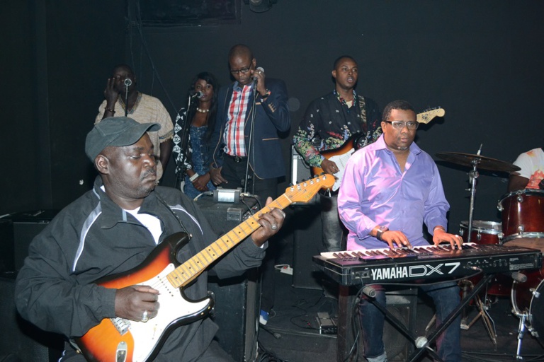 En direct du Baramundi: Pape Diouf surcharge la boite et casse la baraque 100% rakadiou show En direct du Baramundi: Pape Diouf surcharge la boite et casse la baraque 100% rakadiou show