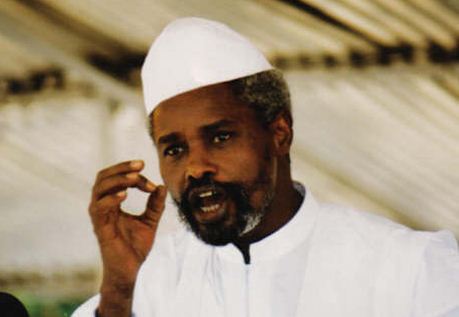 Rencontre Me El Hadji Diouf- Idriss Déby: Habré se fâche et "déchire" la robe de son avocat Rencontre Me El Hadji Diouf- Idriss Déby: Habré se fâche et "déchire" la robe de son avocat