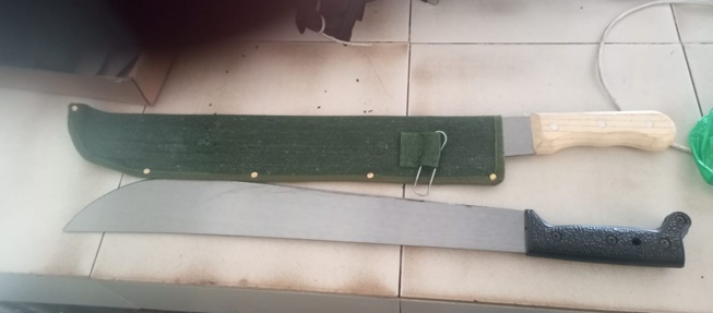 Des armes retrouvées dans l'une de véhicule du caravane de liberté de Sonko dans une station d'essence.