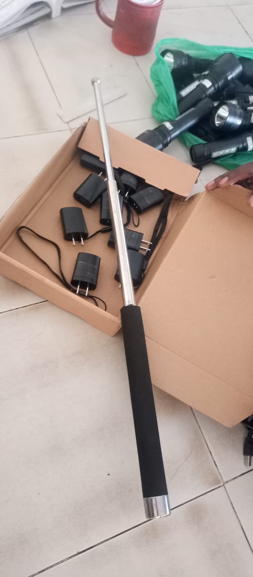 Des armes retrouvées dans l'une de véhicule du caravane de liberté de Sonko dans une station d'essence.