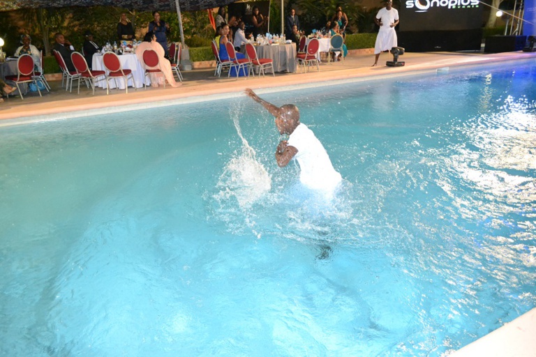 Le danseur de Pape Diouf termine sa course dans la piscine. Regardez Le danseur de Pape Diouf termine sa course dans la piscine. Regardez