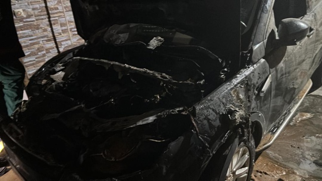 La Voiture du ministre conseiller Zator Mbaye Incendiée par les "Boy Sonko"
