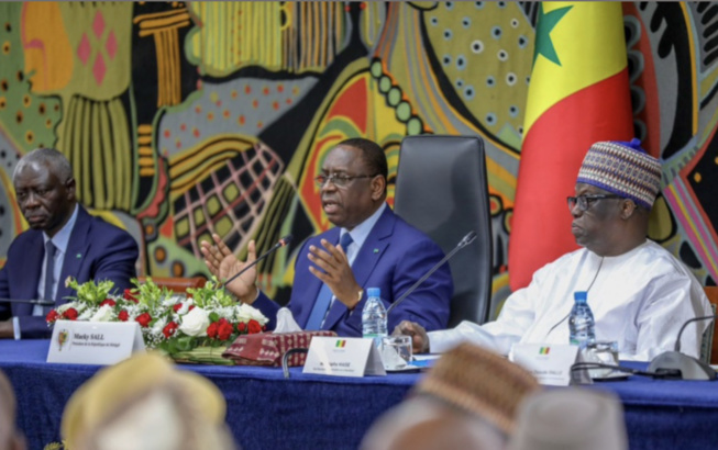 Photos/ Palais : Le président de la République, Macky Sall et les représentants des différentes entités participant au dialogue national Photos/ Palais : Le président de la République, Macky Sall et les représentants des différentes entités participant au dialogue national