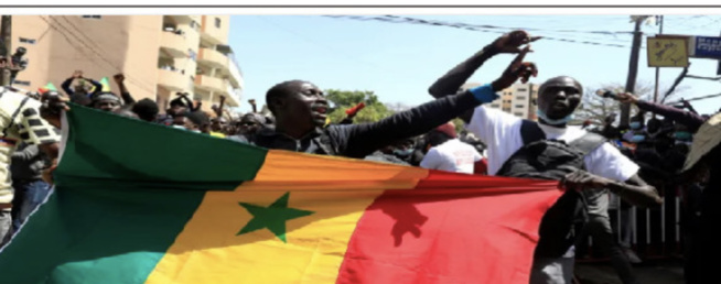 Députés, avocats, acteurs politiques et journalistes, gazés par les Forces de l'ordre : Sale temps pour les forces vives de la Nation Députés, avocats, acteurs politiques et journalistes, gazés par les Forces de l'ordre : Sale temps pour les forces vives de la Nation