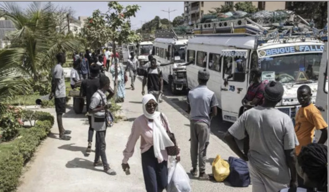 Après la fermeture: L’Ucad transformée en gare routière Après la fermeture: L’Ucad transformée en gare routière