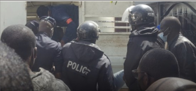 Parcelles assainies : Le fils du policier lynché par les manifestants, donne des nouvelles de son père Parcelles assainies : Le fils du policier lynché par les manifestants, donne des nouvelles de son père