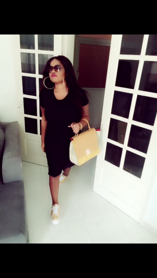 La chanteuse Biacha sexy en mode décontractée. Regardez La chanteuse Biacha sexy en mode décontractée. Regardez