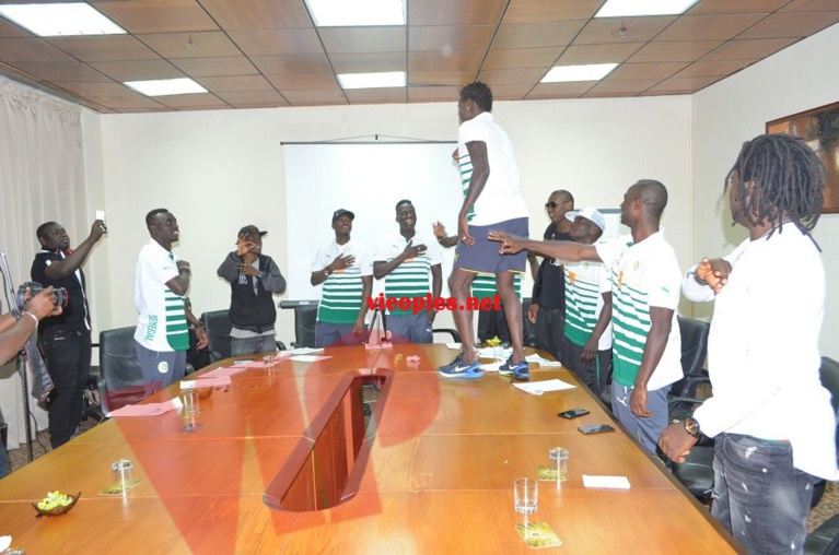 Le patron du label "Senart vision" Moustapha Dieng produit l'hymne de la CAN avec les lions de la téranga. Le patron du label "Senart vision" Moustapha Dieng produit l'hymne de la CAN avec les lions de la téranga.