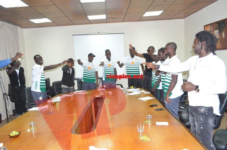 Le patron du label "Senart vision" Moustapha Dieng produit l'hymne de la CAN avec les lions de la téranga. Le patron du label "Senart vision" Moustapha Dieng produit l'hymne de la CAN avec les lions de la téranga.