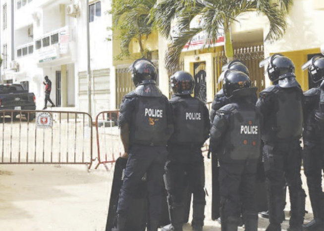 Erreur sur la levée du blocus du domicile d'Ousmane Sonko : "Le Témoin" explique l’origine d’une méprise Erreur sur la levée du blocus du domicile d'Ousmane Sonko : "Le Témoin" explique l’origine d’une méprise