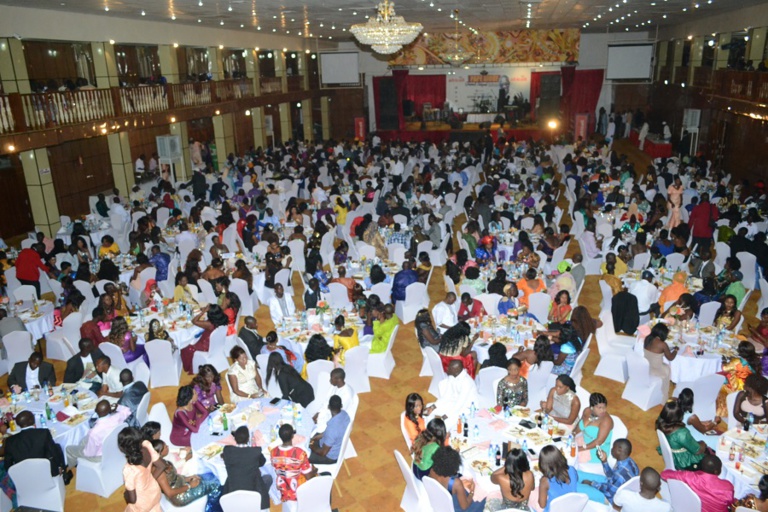 En direct de Banjul: Pape Diouf impose encore sa force en Gambie avec une soirée de gala à guichet fermé avec plus de 3979 places. Regardez En direct de Banjul: Pape Diouf impose encore sa force en Gambie avec une soirée de gala à guichet fermé avec plus de 3979 places. Regardez