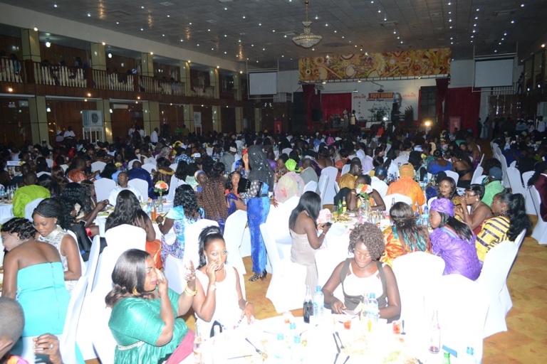 En direct de Banjul: Pape Diouf impose encore sa force en Gambie avec une soirée de gala à guichet fermé avec plus de 3979 places. Regardez En direct de Banjul: Pape Diouf impose encore sa force en Gambie avec une soirée de gala à guichet fermé avec plus de 3979 places. Regardez