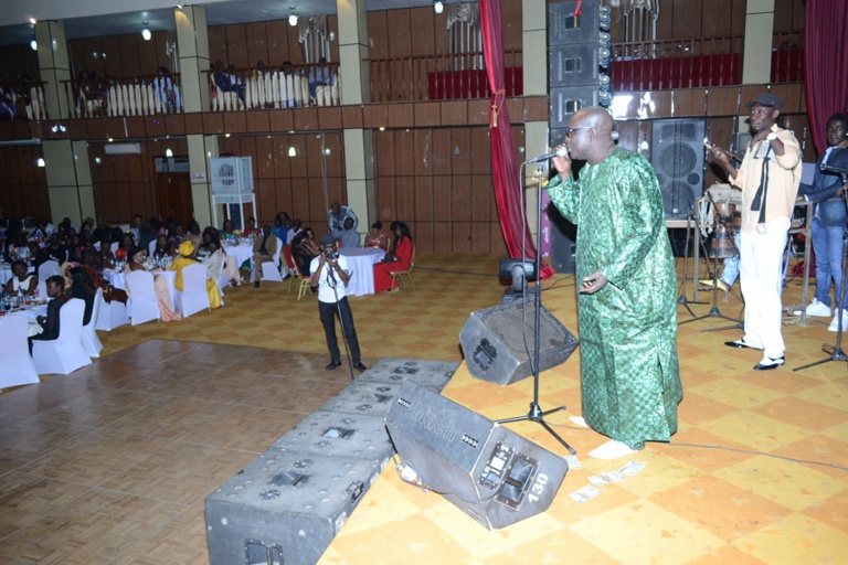 En direct de Banjul: Pape Diouf impose encore sa force en Gambie avec une soirée de gala à guichet fermé avec plus de 3979 places. Regardez En direct de Banjul: Pape Diouf impose encore sa force en Gambie avec une soirée de gala à guichet fermé avec plus de 3979 places. Regardez