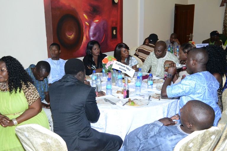 En direct de Banjul: Pape Diouf impose encore sa force en Gambie avec une soirée de gala à guichet fermé avec plus de 3979 places. Regardez En direct de Banjul: Pape Diouf impose encore sa force en Gambie avec une soirée de gala à guichet fermé avec plus de 3979 places. Regardez