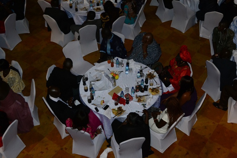 En direct de Banjul: Pape Diouf impose encore sa force en Gambie avec une soirée de gala à guichet fermé avec plus de 3979 places. Regardez En direct de Banjul: Pape Diouf impose encore sa force en Gambie avec une soirée de gala à guichet fermé avec plus de 3979 places. Regardez