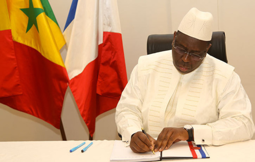 Macky Sall signant le registre de condoléances : "le terrorisme doit être vaincu par tous les moyens" Macky Sall signant le registre de condoléances : "le terrorisme doit être vaincu par tous les moyens"