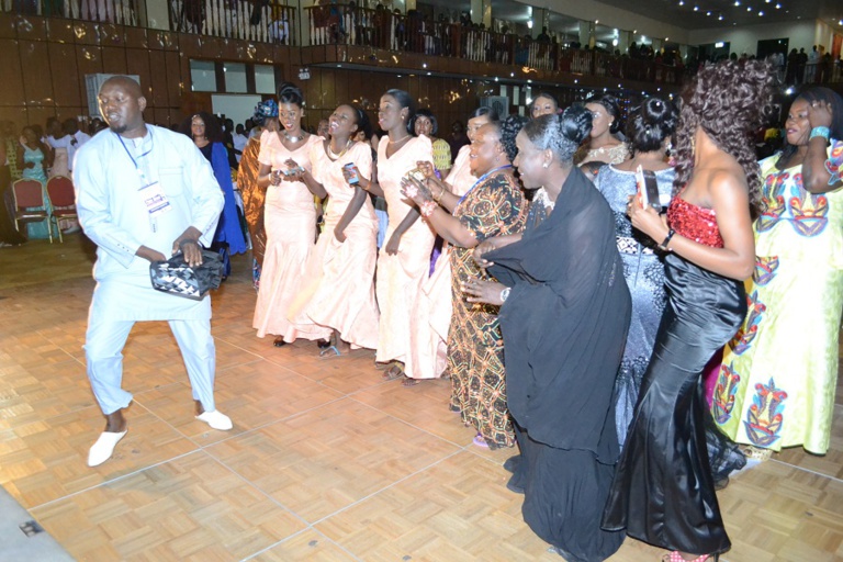 Désigné le seigneur de la musique par les Gambiens: Pape Diouf met le feu dans la salle du Pench Mi de Banjul. Regardez Désigné le seigneur de la musique par les Gambiens: Pape Diouf met le feu dans la salle du Pench Mi de Banjul. Regardez