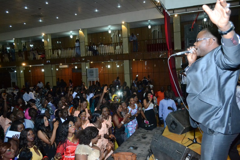 Désigné le seigneur de la musique par les Gambiens: Pape Diouf met le feu dans la salle du Pench Mi de Banjul. Regardez Désigné le seigneur de la musique par les Gambiens: Pape Diouf met le feu dans la salle du Pench Mi de Banjul. Regardez