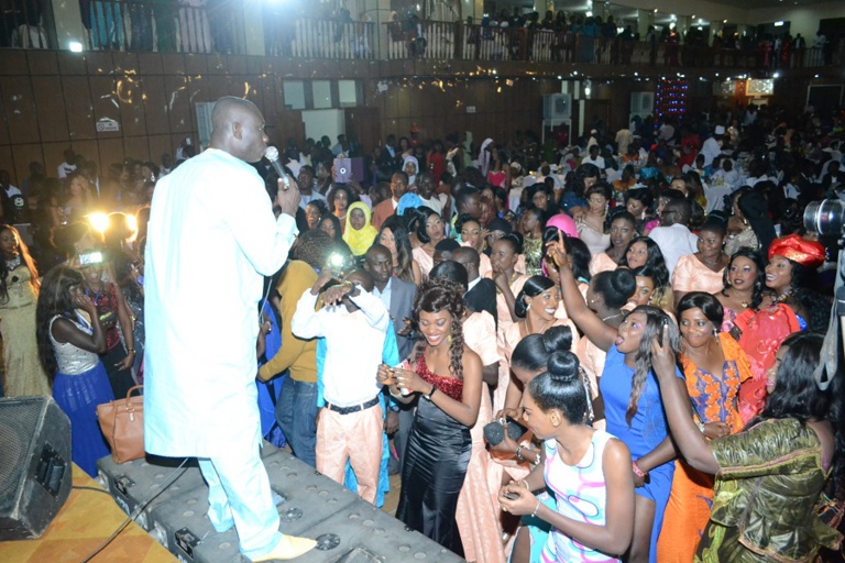 Désigné le seigneur de la musique par les Gambiens: Pape Diouf met le feu dans la salle du Pench Mi de Banjul. Regardez Désigné le seigneur de la musique par les Gambiens: Pape Diouf met le feu dans la salle du Pench Mi de Banjul. Regardez