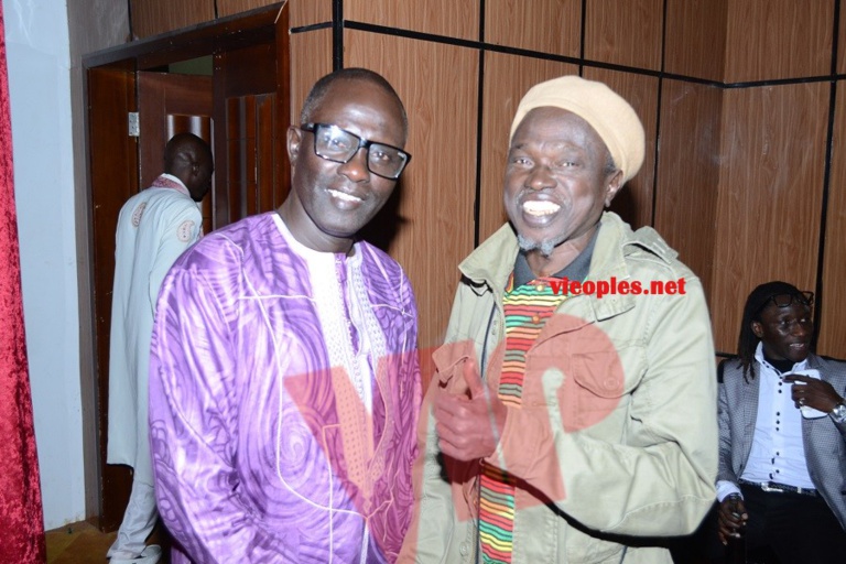 Moussa Ngom pose avec Ibra Thiam le responsable de la scène des musiciens de la génération consciente Moussa Ngom pose avec Ibra Thiam le responsable de la scène des musiciens de la génération consciente