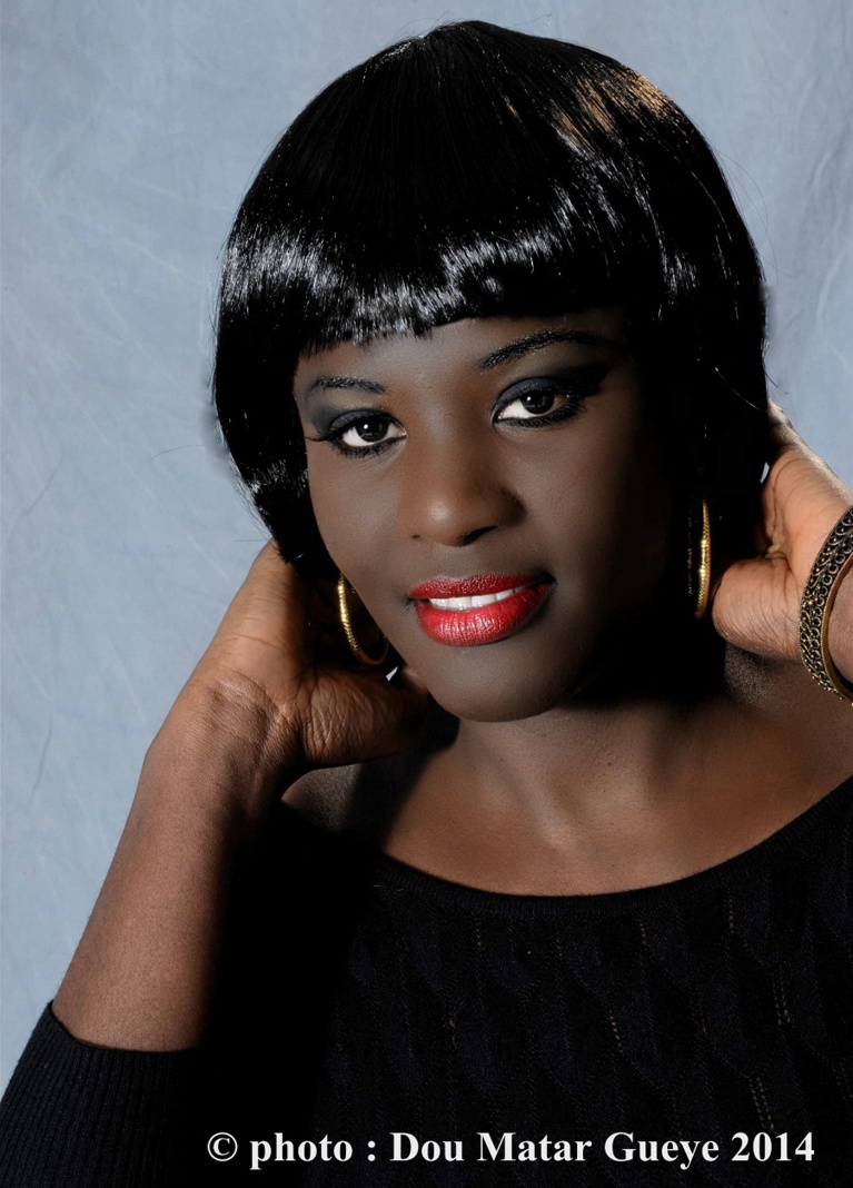 Ndeye Mareme Niang mannequin Parisienne affiche un look d'une femme fatale. Ndeye Mareme Niang mannequin Parisienne affiche un look d'une femme fatale.