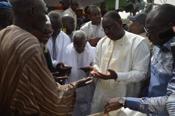 Pose de la 1ère pierre de l’Autoroute “Illah Touba” : la foule massivement sortie non pas pour Macky Sall, mais pour Serigne Sidy Moctar Mbacké Pose de la 1ère pierre de l’Autoroute “Illah Touba” : la foule massivement sortie non pas pour Macky Sall, mais pour Serigne Sidy Moctar Mbacké