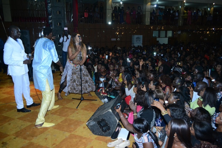 2nd day du "Rakadiou show" de la Gambie: Pape Diouf réussit le pari de la mobilisation encore au Pencha Mi de Banjul 2nd day du "Rakadiou show" de la Gambie: Pape Diouf réussit le pari de la mobilisation encore au Pencha Mi de Banjul