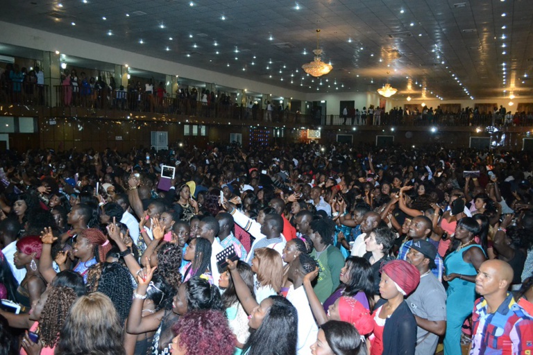 2nd day du "Rakadiou show" de la Gambie: Pape Diouf réussit le pari de la mobilisation encore au Pencha Mi de Banjul 2nd day du "Rakadiou show" de la Gambie: Pape Diouf réussit le pari de la mobilisation encore au Pencha Mi de Banjul