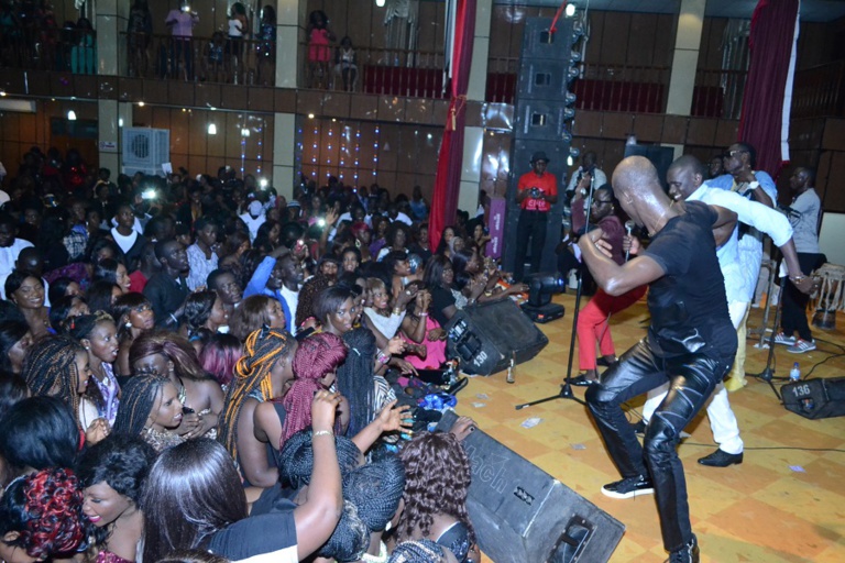 2nd day du "Rakadiou show" de la Gambie: Pape Diouf réussit le pari de la mobilisation encore au Pencha Mi de Banjul 2nd day du "Rakadiou show" de la Gambie: Pape Diouf réussit le pari de la mobilisation encore au Pencha Mi de Banjul