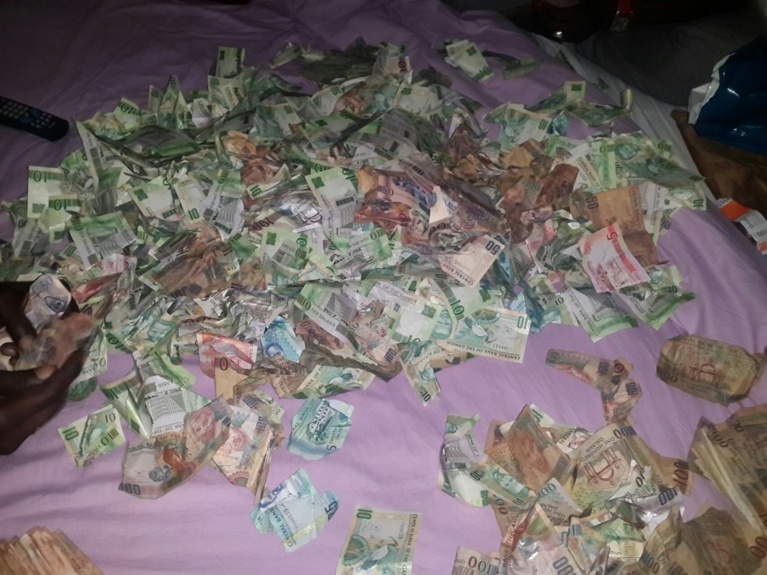 Une pluie d'argent à la soirée de Pape Diouf en Gambie. No coment Une pluie d'argent à la soirée de Pape Diouf en Gambie. No coment