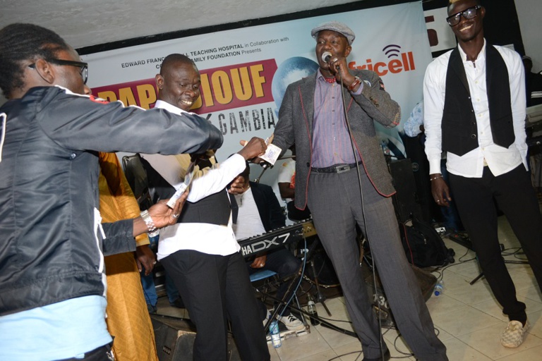 Pape Diouf arrose Gallo Thiello de dollar Pape Diouf arrose Gallo Thiello de dollar